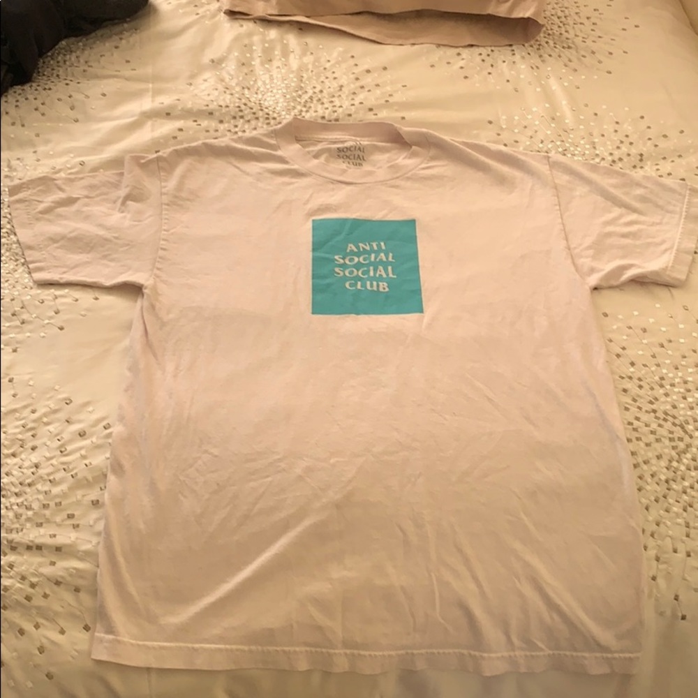White t shirt blue box